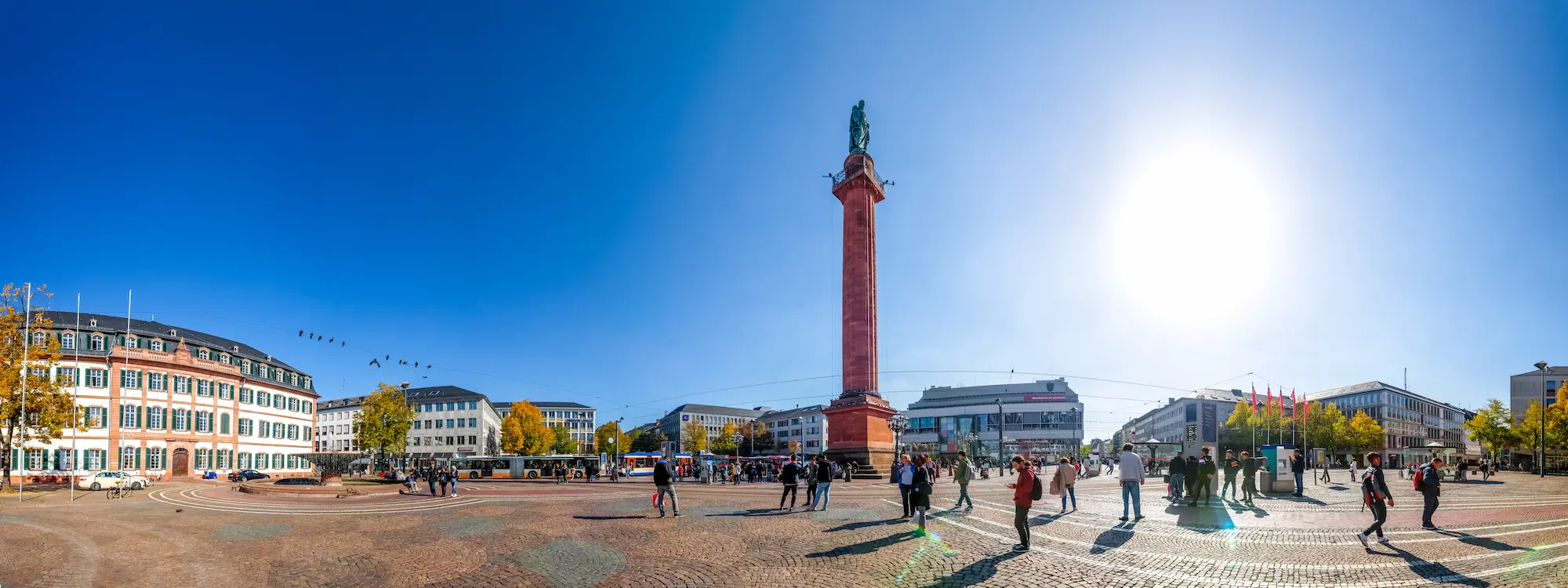 Der Darmstädter Luisenplatz, fotografiert mit einer starken Weitwinkellinse.
