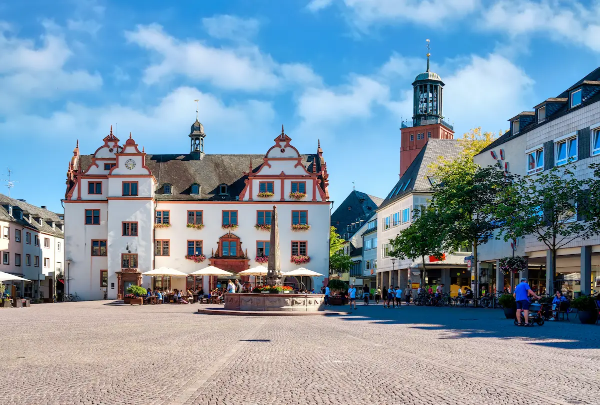 Der Marktplatz in Darmstadt mit Blick auf das alte Rathaus und die Stadtkirche.